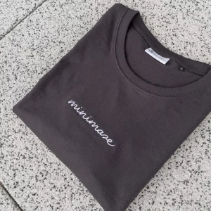 Grafitowy t-shirt marki minimaze z białym haftem logo 'minimaze' na klatce piersiowej. Wykonany z wysokiej jakości bawełny, idealny do casualowych stylizacji.