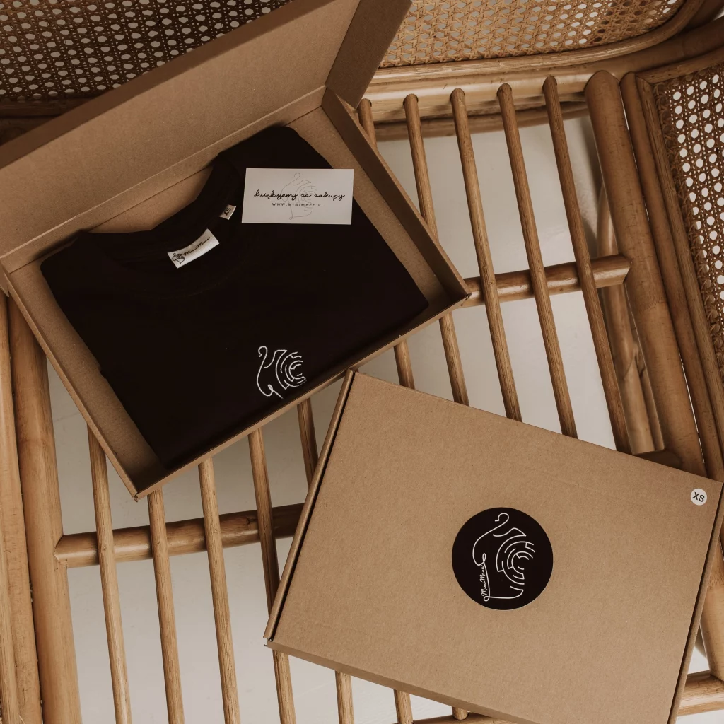 Czarny t-shirt marki minimaze z minimalistycznym logo łączącym wizerunek koszulki na wieszaku w połączeniu z labiryntem umieszczony na piersi. Wykonany z wysokiej jakości materiału, idealny do casualowych stylizacji.