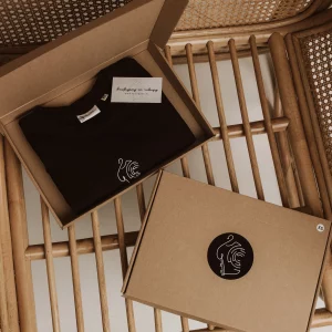 Czarny t-shirt marki minimaze z minimalistycznym logo łączącym wizerunek koszulki na wieszaku w połączeniu z labiryntem umieszczony na piersi. Wykonany z wysokiej jakości materiału, idealny do casualowych stylizacji.