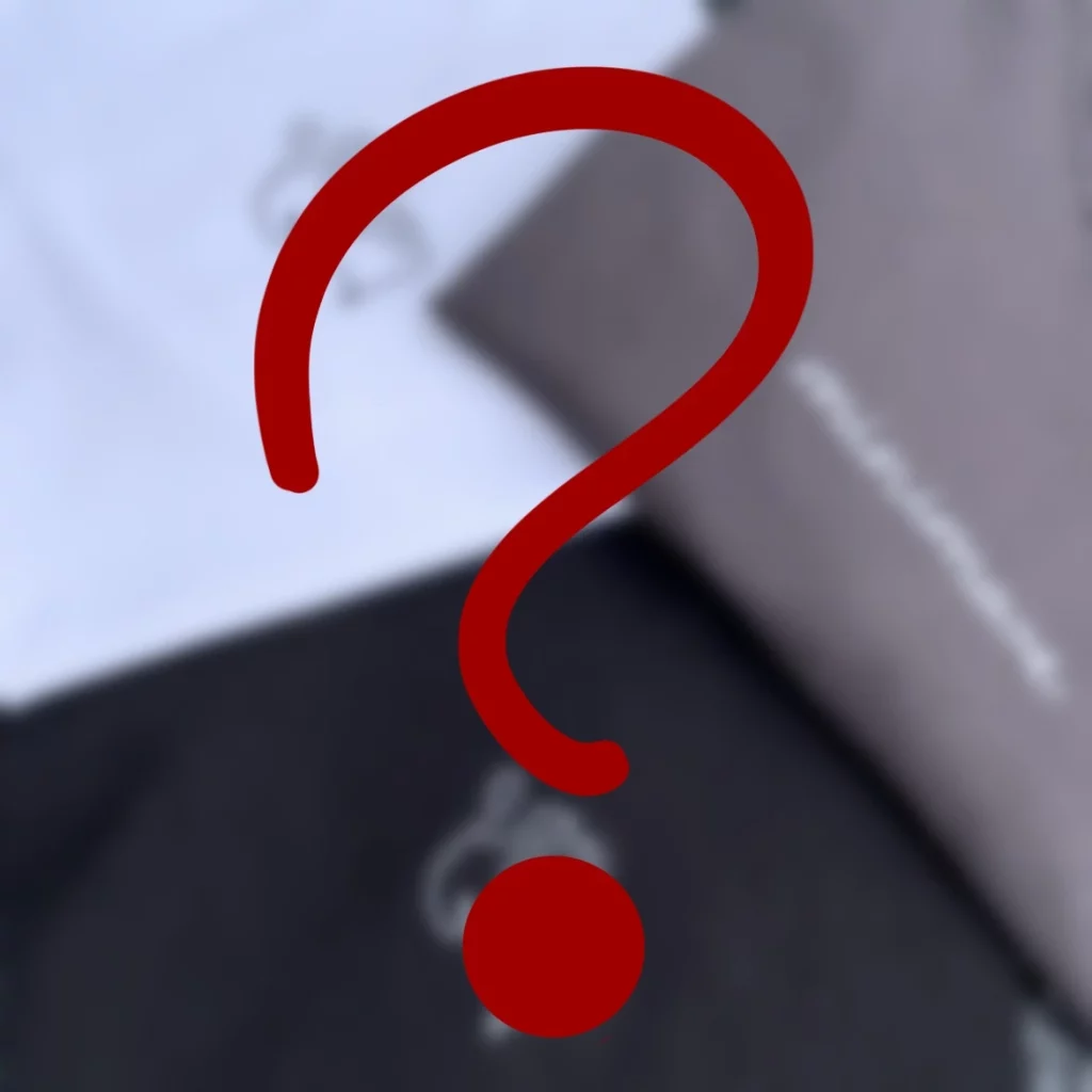 Losowa koszulka marki minimaze w kolorach białym, czarnym lub grafitowym, z minimalistycznym logo, wykonane z wysokiej jakości materiałów, oferujące prosty i nowoczesny styl.