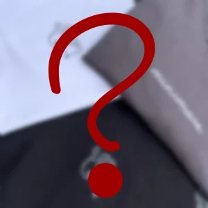 Losowa koszulka marki minimaze w kolorach białym, czarnym lub grafitowym, z minimalistycznym logo, wykonane z wysokiej jakości materiałów, oferujące prosty i nowoczesny styl.